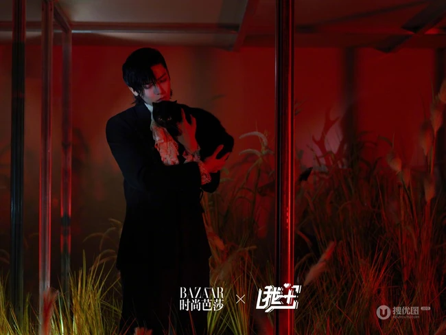 侯明昊与黑猫，梅花鹿同框登《时尚芭莎》杂志帅气魅惑写真图片