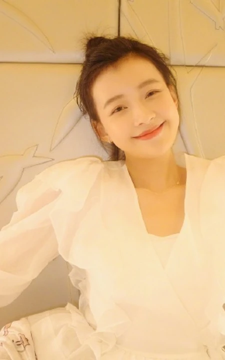 孙怡微博晒美照，笑眼弯弯穿公主袖上衣又甜又仙