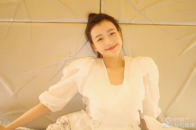 孙怡微博晒美照，笑眼弯弯穿公主袖上衣又甜又仙