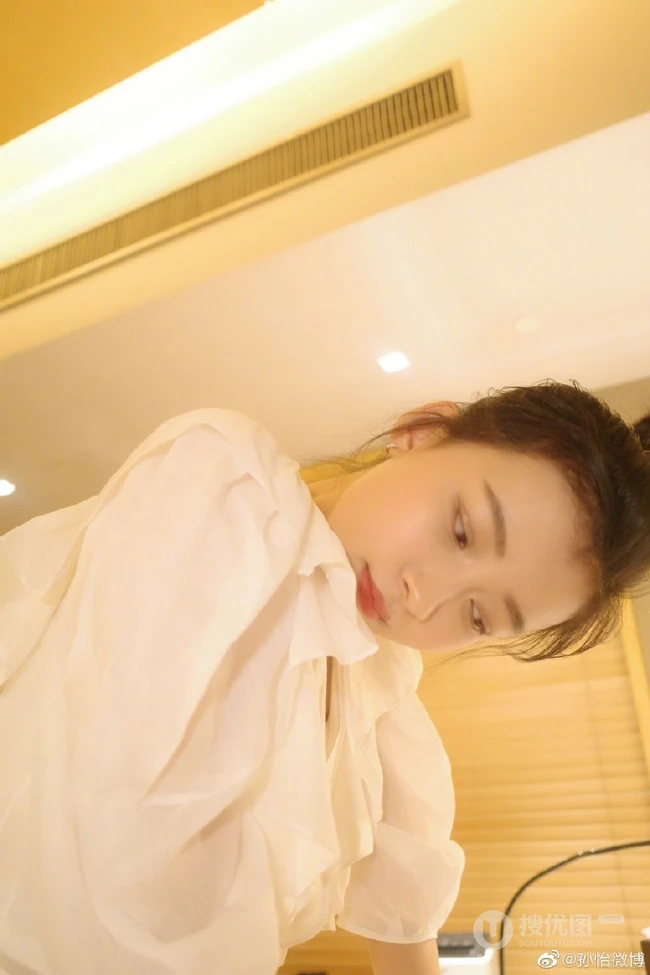 孙怡微博晒美照，笑眼弯弯穿公主袖上衣又甜又仙