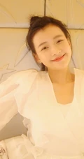 孙怡微博晒美照，笑眼弯弯穿公主袖上衣又甜又仙