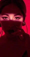 萧亚轩气质个性新歌宣传写真美图，肩带低领装扮，野性十足