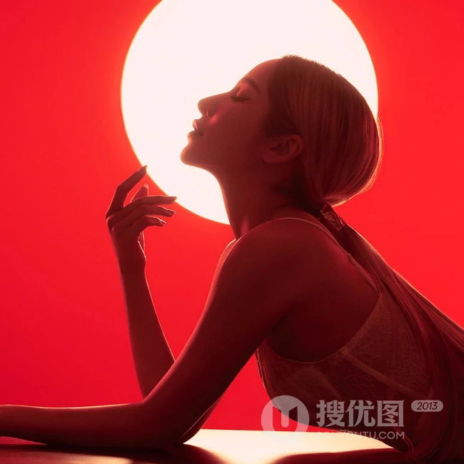 萧亚轩气质个性新歌宣传写真美图，肩带低领装扮，野性十足