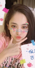 古力娜扎晒可爱卡通自拍照以及手绘自画像，自信一直美腻