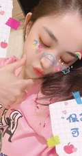 古力娜扎晒可爱卡通自拍照以及手绘自画像，自信一直美腻