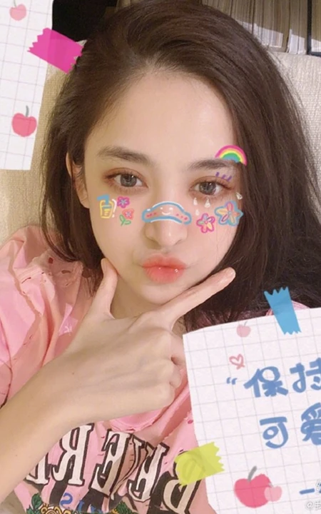 古力娜扎晒可爱卡通自拍照以及手绘自画像，自信一直美腻