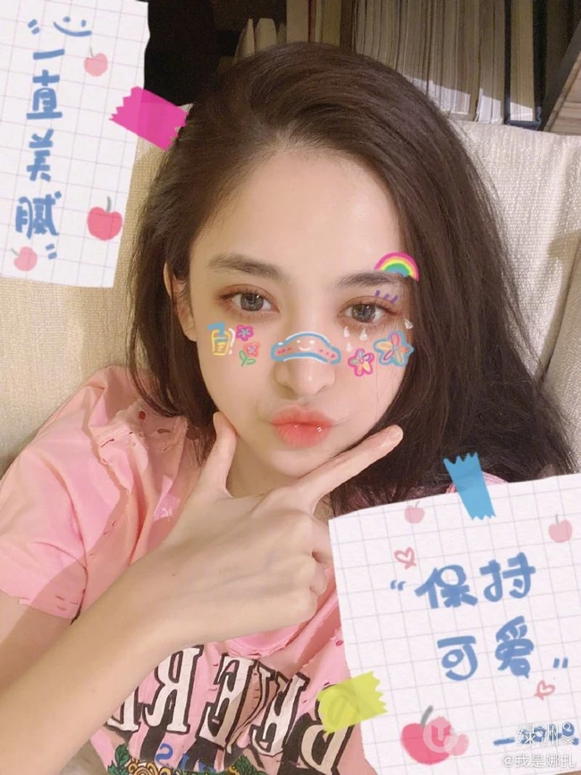 古力娜扎晒可爱卡通自拍照以及手绘自画像，自信一直美腻