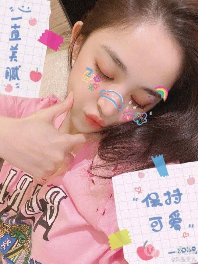 古力娜扎晒可爱卡通自拍照以及手绘自画像，自信一直美腻