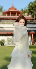 陈乔恩白衣纱裙公园建筑前美拍清新写真图片