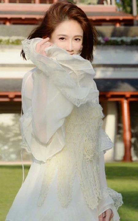 陈乔恩白衣纱裙公园建筑前美拍清新写真图片
