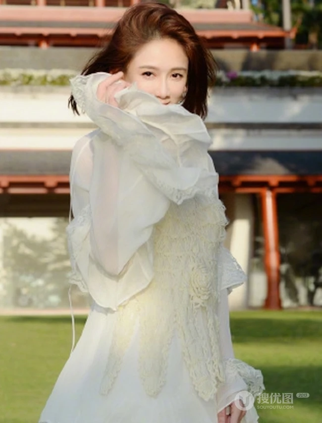 陈乔恩白衣纱裙公园建筑前美拍清新写真图片