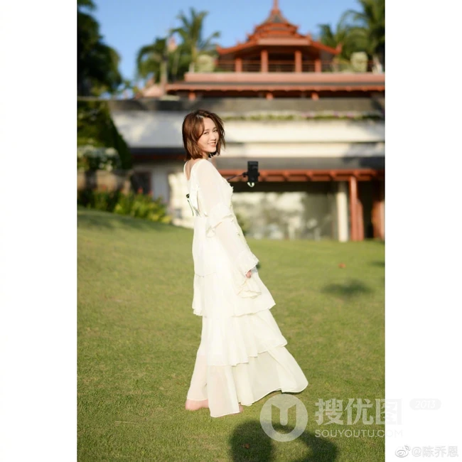 陈乔恩白衣纱裙公园建筑前美拍清新写真图片