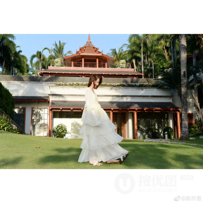 陈乔恩白衣纱裙公园建筑前美拍清新写真图片