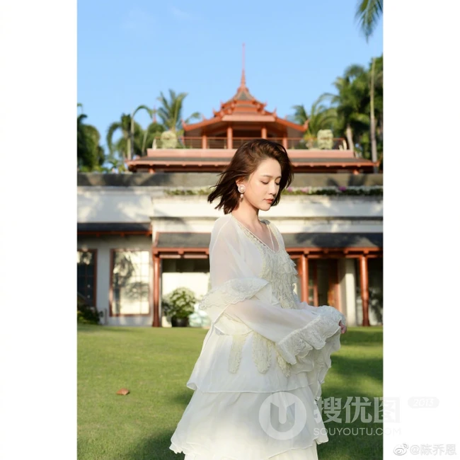 陈乔恩白衣纱裙公园建筑前美拍清新写真图片