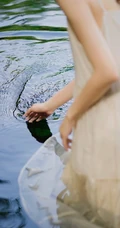 山间溪流中的精选春色，肩带白裙长发小仙女溪流戏水清透写真图片