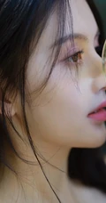 山间溪流中的精选春色，肩带白裙长发小仙女溪流戏水清透写真图片