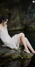 山间溪流中的精选春色，肩带白裙长发小仙女溪流戏水清透写真图片