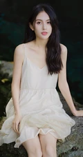 山间溪流中的精选春色，肩带白裙长发小仙女溪流戏水清透写真图片