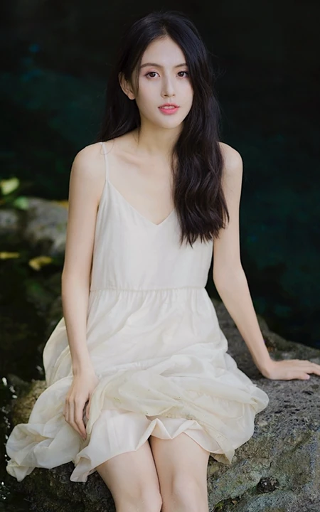 山间溪流中的精选春色，肩带白裙长发小仙女溪流戏水清透写真图片