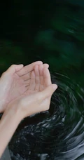山间溪流中的精选春色，肩带白裙长发小仙女溪流戏水清透写真图片