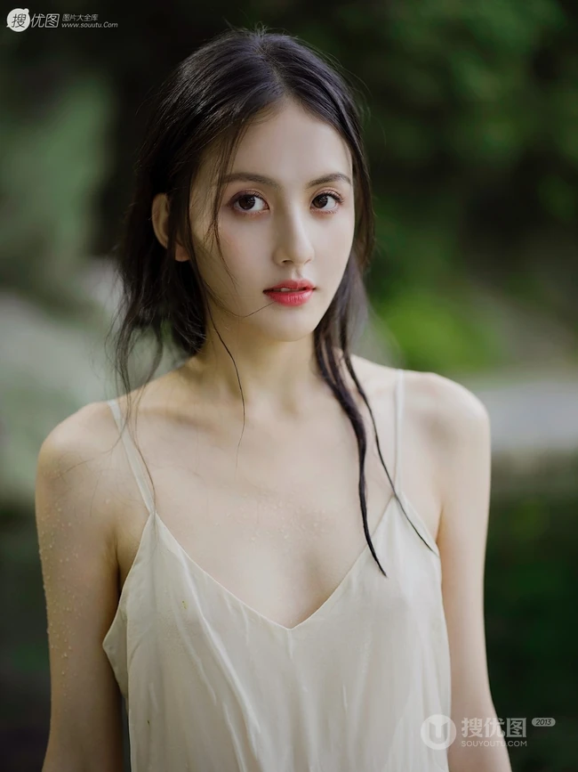 山间溪流中的精选春色，肩带白裙长发小仙女溪流戏水清透写真图片