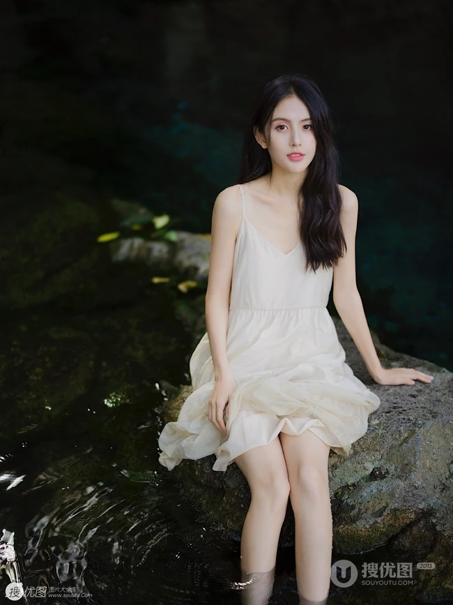 山间溪流中的精选春色，肩带白裙长发小仙女溪流戏水清透写真图片