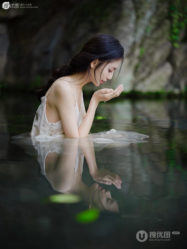 山间溪流中的精选春色，肩带白裙长发小仙女溪流戏水清透写真图片