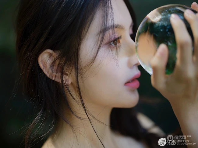 山间溪流中的精选春色，肩带白裙长发小仙女溪流戏水清透写真图片