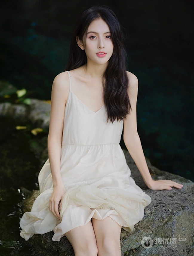 山间溪流中的精选春色，肩带白裙长发小仙女溪流戏水清透写真图片