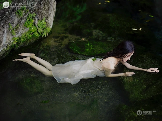 山间溪流中的精选春色，肩带白裙长发小仙女溪流戏水清透写真图片