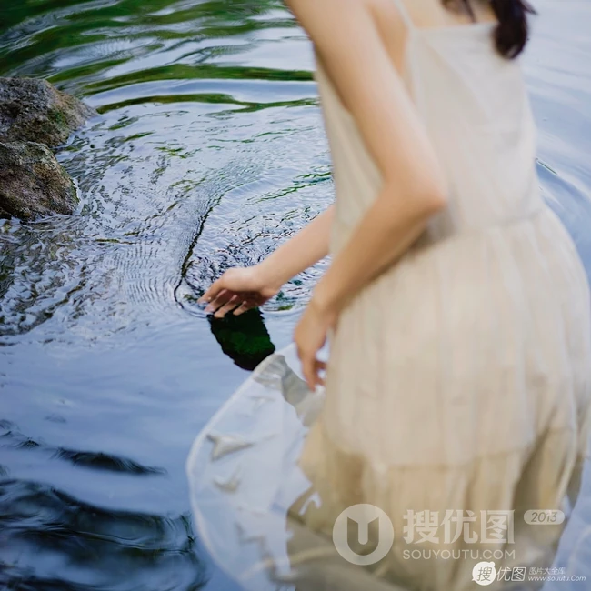 山间溪流中的精选春色，肩带白裙长发小仙女溪流戏水清透写真图片