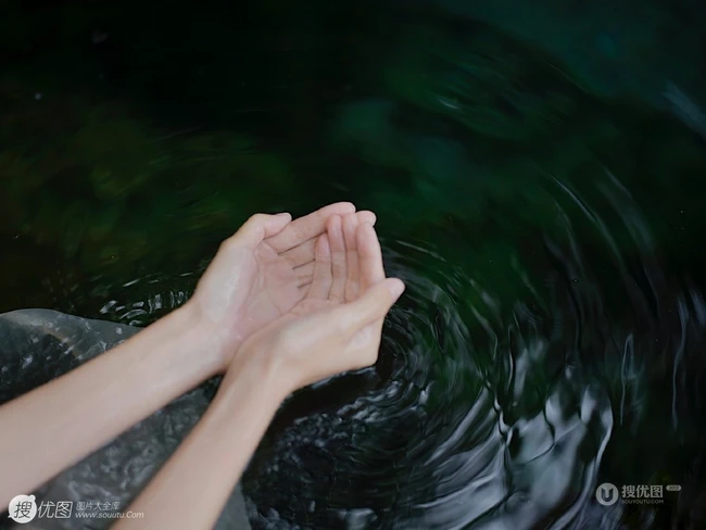 山间溪流中的精选春色，肩带白裙长发小仙女溪流戏水清透写真图片