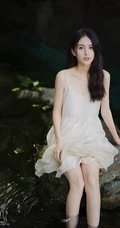 山间溪流中的精选春色，肩带白裙长发小仙女溪流戏水清透写真图片