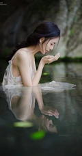 山间溪流中的精选春色，肩带白裙长发小仙女溪流戏水清透写真图片
