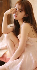 如芭比娃娃般的浅粉小妹粉色肩带裙可爱居家衣帽间写真图片