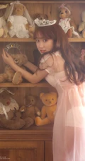 如芭比娃娃般的浅粉小妹粉色肩带裙可爱居家衣帽间写真图片