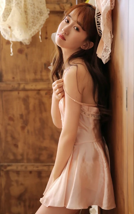 如芭比娃娃般的浅粉小妹粉色肩带裙可爱居家衣帽间写真图片