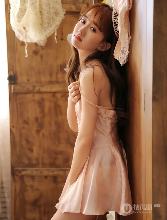 如芭比娃娃般的浅粉小妹粉色肩带裙可爱居家衣帽间写真图片