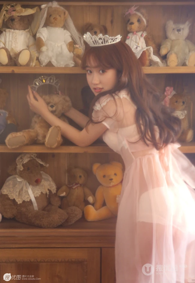 如芭比娃娃般的浅粉小妹粉色肩带裙可爱居家衣帽间写真图片