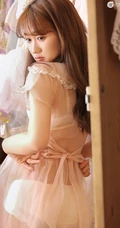 如芭比娃娃般的浅粉小妹粉色肩带裙可爱居家衣帽间写真图片