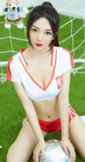 读者气质女生迪依小琪化身足球宝贝，着紧身运动背心短裤球门气质图片