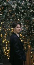 刘端端西装革履夜晚户外写真，冷峻内敛，痞帅十足