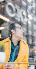 帅气男星胡宇崴店铺落地窗前写真，侧颜完美，俊朗动人