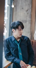 帅气男星胡宇崴店铺落地窗前写真，侧颜完美，俊朗动人