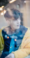 帅气男星胡宇崴店铺落地窗前写真，侧颜完美，俊朗动人