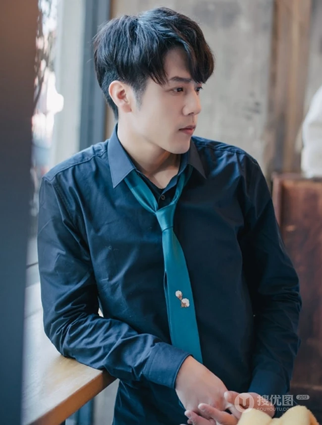 帅气男星胡宇崴店铺落地窗前写真，侧颜完美，俊朗动人
