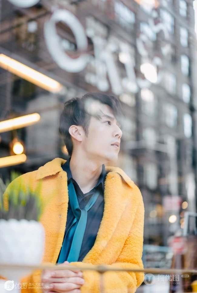 帅气男星胡宇崴店铺落地窗前写真，侧颜完美，俊朗动人