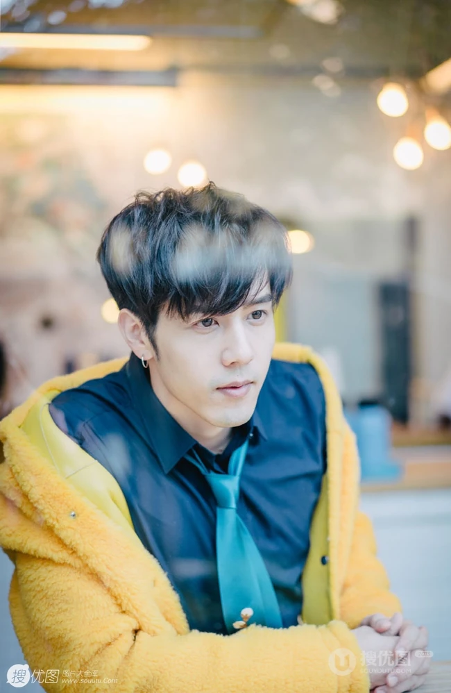 帅气男星胡宇崴店铺落地窗前写真，侧颜完美，俊朗动人