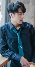 帅气男星胡宇崴店铺落地窗前写真，侧颜完美，俊朗动人