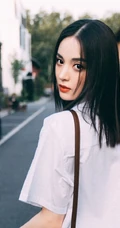 花前美人古力娜扎，娜扎白衫牛仔裤清新户外写真图片
